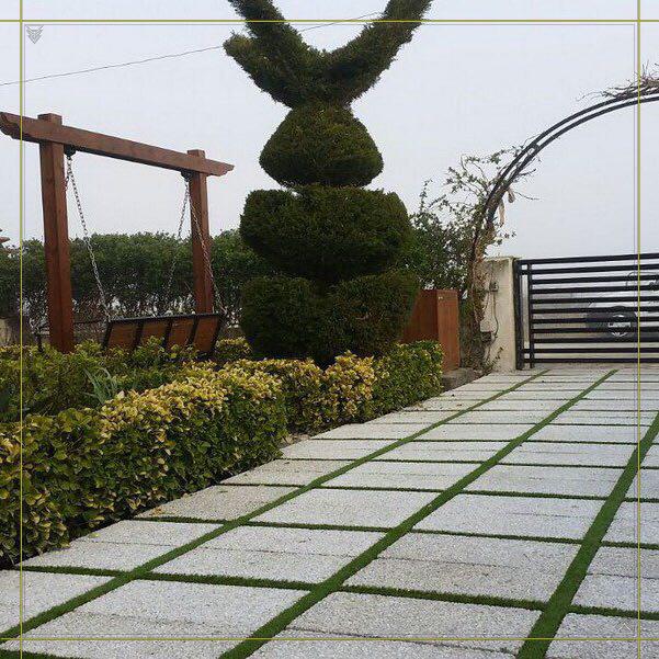 ترکیب موزاییک واش بتن با چمن مصنوعی در حیاط خانه نقش و طرحی بسیار زیبا ایجاد میکند
